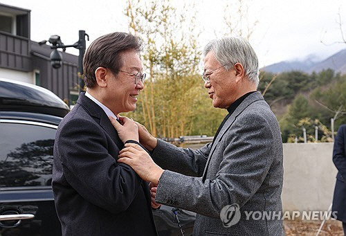 문재인 전 대통령과 이재명 민주당 대표. 연합뉴스